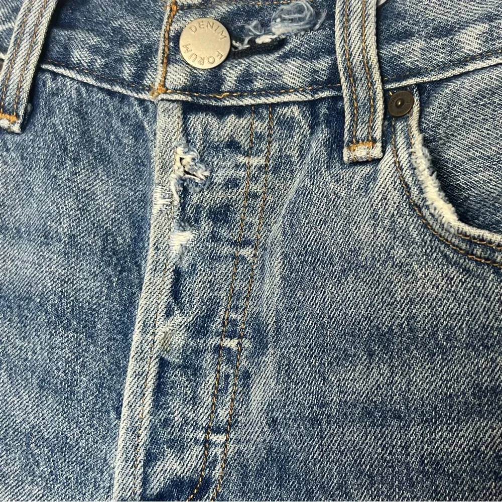 Aritzia Denim Forum Organic Cotton The Ex Boyfriend Distressed Button Shorts 25